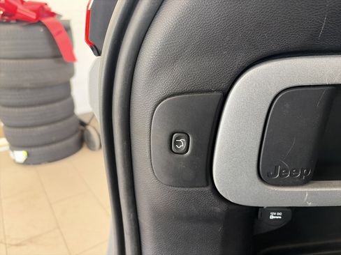 Used 2016 Jeep Cherokee Trailhawk w/ Comfort/Convenience Group AWD/4WD image 27