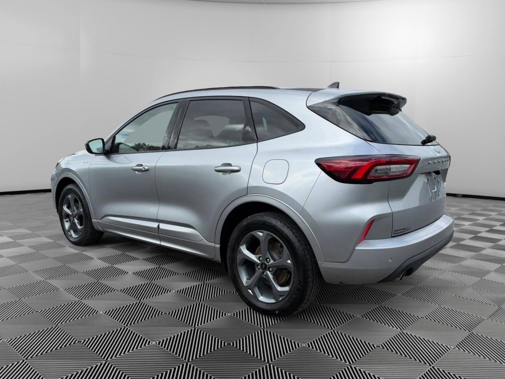 Used 2023 Ford Escape ST-Line Select w/ Tech Pack #1 AWD/4WD image 3