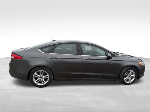 Used 2018 Ford Fusion SE w/ Fusion SE Technology Package image 9