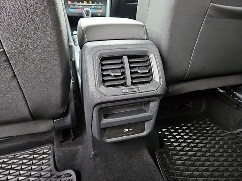 Certified 2025 Volkswagen Taos SE image 8