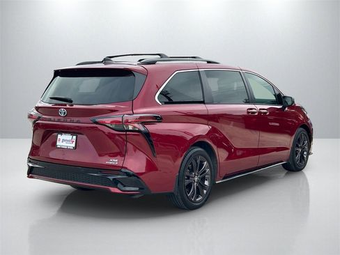 Used 2022 Toyota Sienna XSE image 5