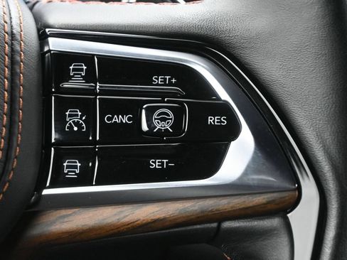 Used 2023 Jeep Grand Cherokee L Summit w/ High Altitude Package AWD/4WD image 9