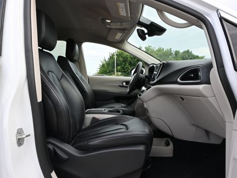 Used 2023 Chrysler Pacifica Touring-L FWD image 25