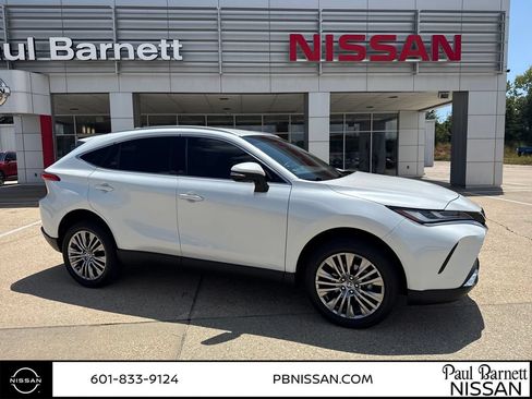 Used 2023 Toyota Venza XLE AWD/4WD image 3