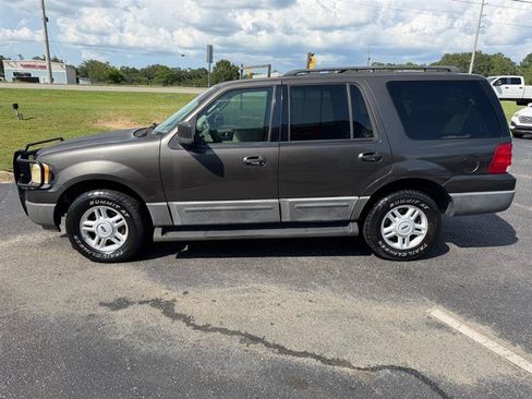 Used 2005 Ford Expedition XLT RWD image 2