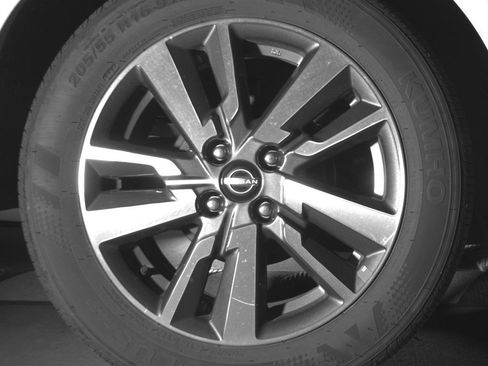 Used 2025 Nissan Versa SV image 15