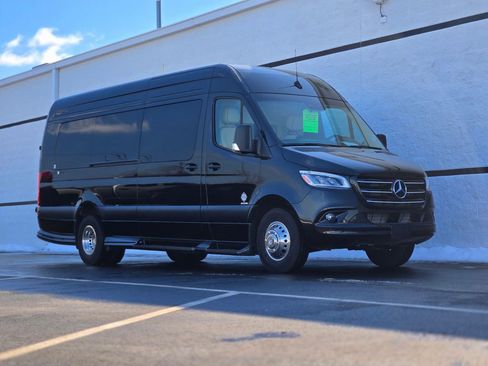 Used 2024 Mercedes-Benz Sprinter 3500 image 3