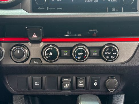 Used 2018 Toyota Tacoma TRD Off-Road AWD/4WD image 16