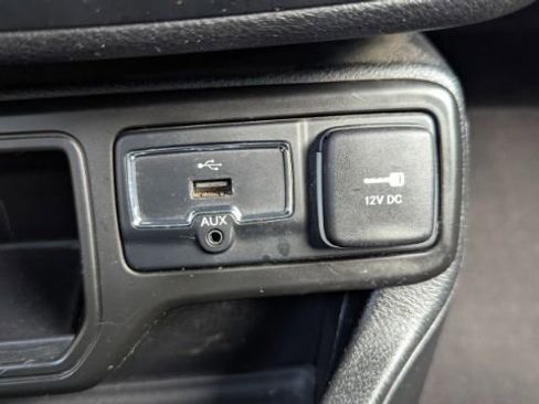 Used 2018 Jeep Renegade Latitude image 33