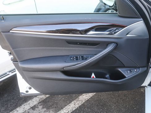 Used 2023 BMW 530e w/ Convenience Package image 17