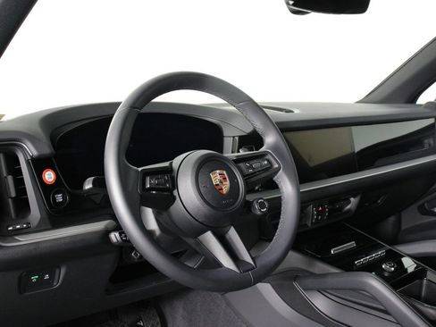 Certified 2025 Porsche Cayenne image 4