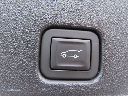 Used 2025 Chevrolet Traverse LT w/ Sun and Wheel Package AWD/4WD image 36