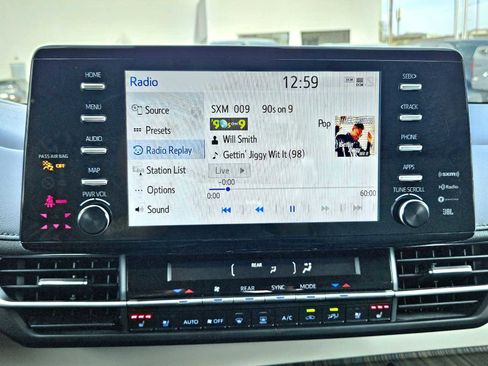 Used 2021 Toyota Sienna Limited image 30