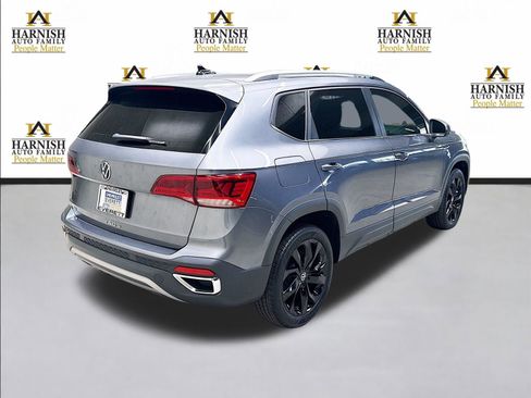 Used 2022 Volkswagen Taos SE w/ Panoramic Sunroof Package FWD image 6
