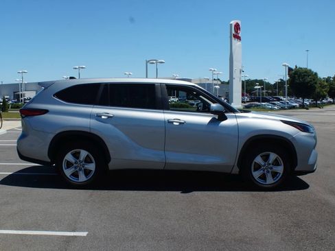 Used 2023 Toyota Highlander LE FWD image 20