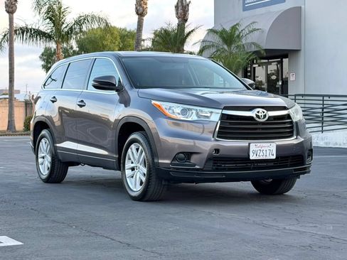 Used 2014 Toyota Highlander LE FWD image 25