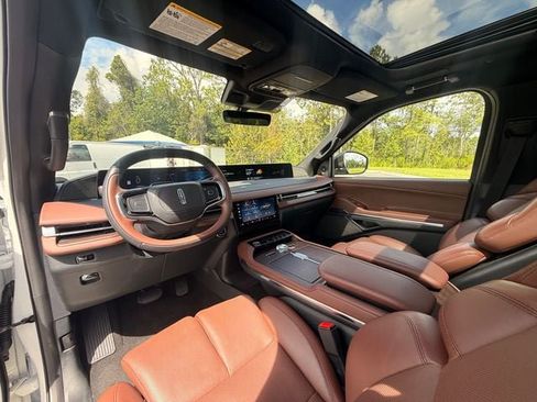 Used 2025 Lincoln Navigator Reserve AWD/4WD image 19