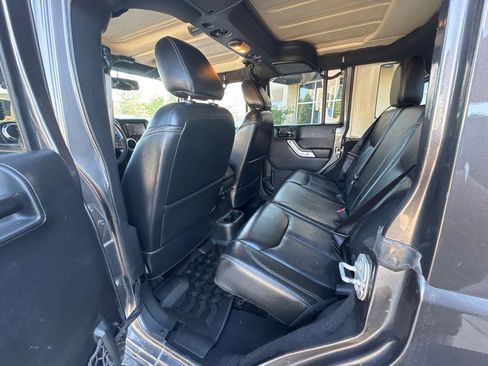 Used 2017 Jeep Wrangler Unlimited Rubicon w/ Connectivity Group AWD/4WD image 22