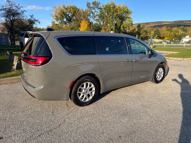 Used 2023 Chrysler Pacifica Touring-L FWD image 12