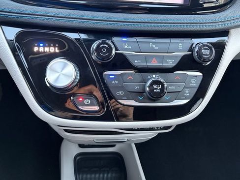 Used 2021 Chrysler Pacifica Touring w/ Cold Weather Group FWD image 25