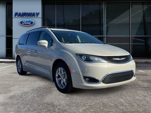 Used 2019 Chrysler Pacifica Touring Plus w/ Tire & Wheel Group image 3
