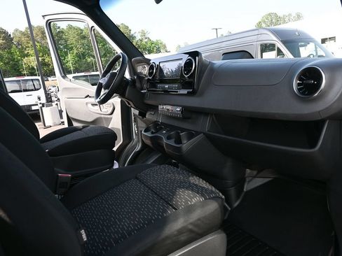 Used 2025 Mercedes-Benz Sprinter 2500 image 20