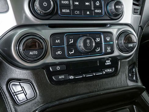 Used 2015 Chevrolet Suburban LTZ RWD image 16