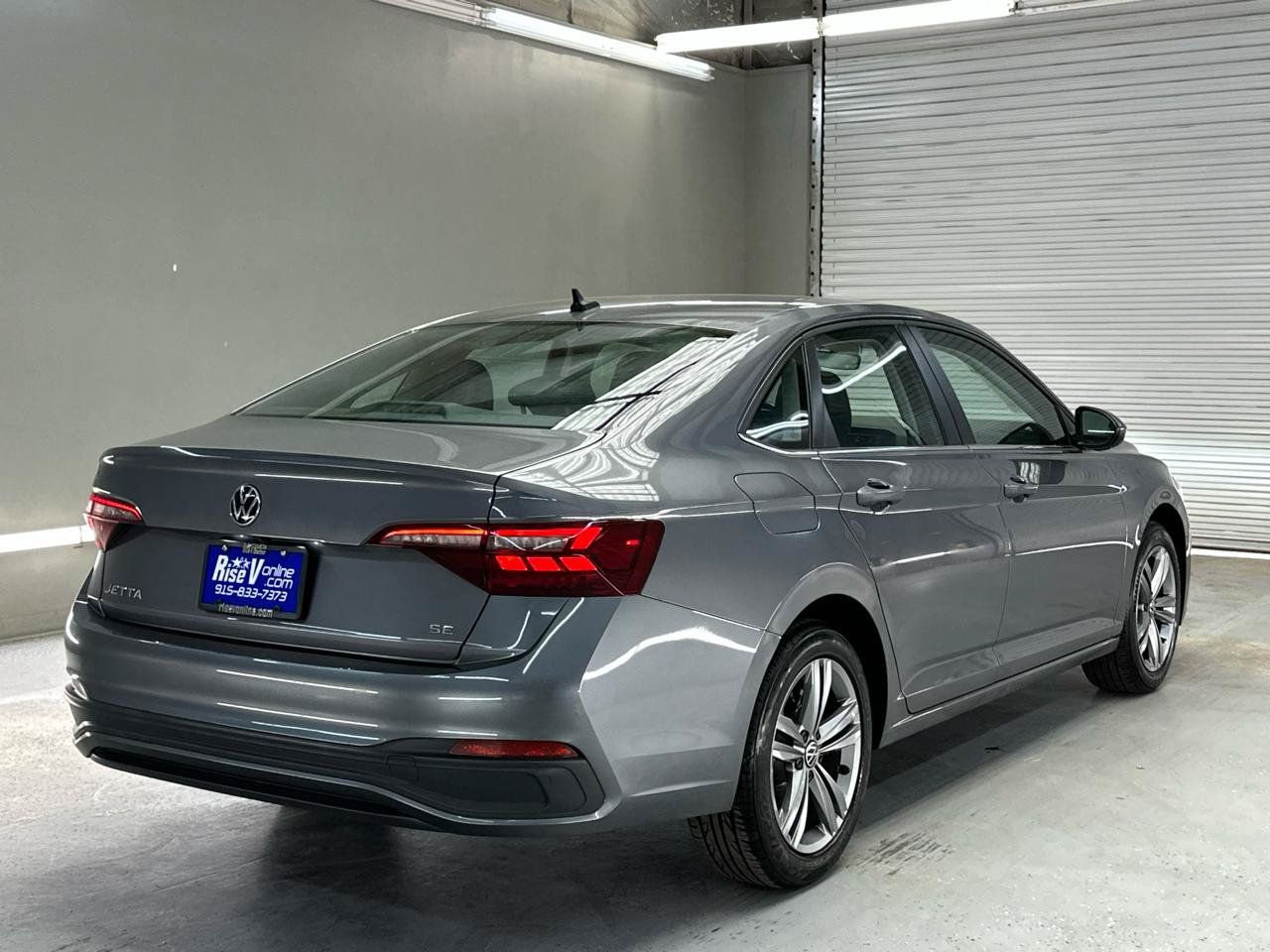 Used 2024 Volkswagen Jetta SE FWD image 8