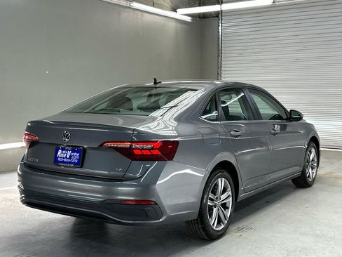 Used 2024 Volkswagen Jetta SE FWD image 8