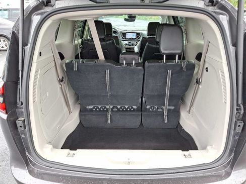 Used 2023 Chrysler Pacifica Touring-L FWD image 27