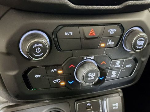 Used 2023 Jeep Renegade Latitude AWD/4WD image 14