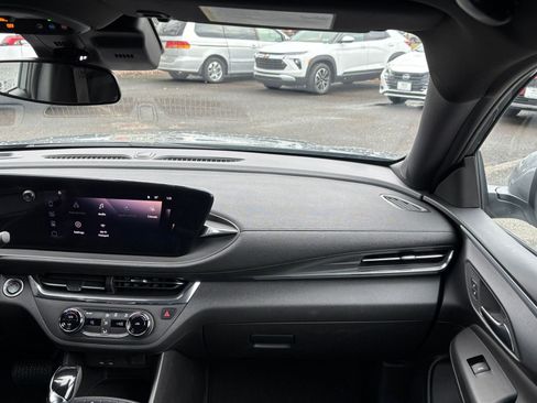 Used 2025 Buick Envista Preferred image 35