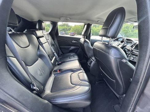 Used 2019 Jeep Cherokee Limited FWD image 15