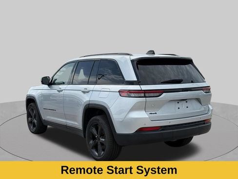 Used 2023 Jeep Grand Cherokee Laredo AWD/4WD image 9