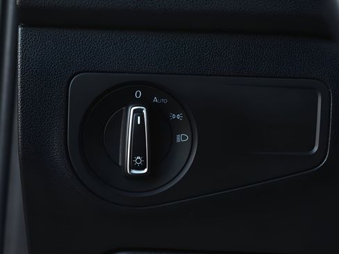 Used 2019 Volkswagen Tiguan SE w/ Panoramic Sunroof Package image 17