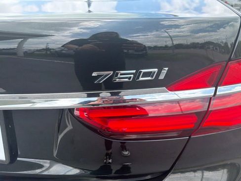 Used 2019 BMW 750i xDrive w/ Autobahn Package AWD/4WD image 4