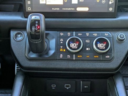 Certified 2023 Land Rover Defender 110 V8 image 18