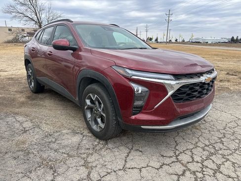 Used 2025 Chevrolet Trax LT image 2