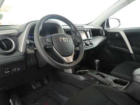 Used 2018 Toyota RAV4 LE image 9