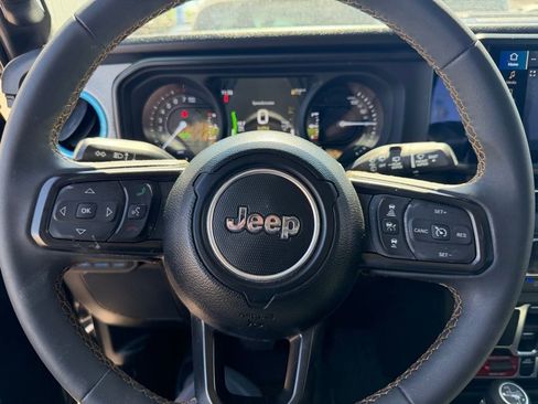 Used 2024 Jeep Wrangler Unlimited image 12