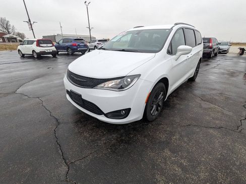 Used 2020 Chrysler Pacifica Touring-L AWD/4WD image 4