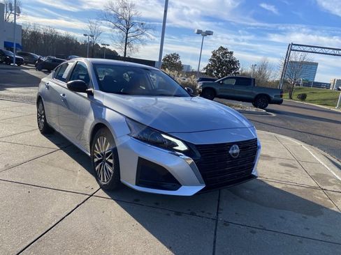 Used 2024 Nissan Altima 2.5 SV image 2