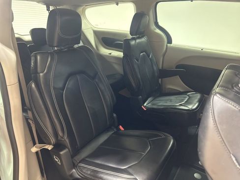 Certified 2023 Chrysler Pacifica Touring-L FWD image 34