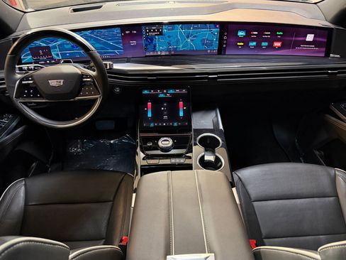Used 2025 Cadillac Escalade ESV Sport AWD/4WD image 15