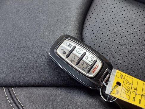 Used 2024 Chrysler Pacifica Touring-L FWD image 16