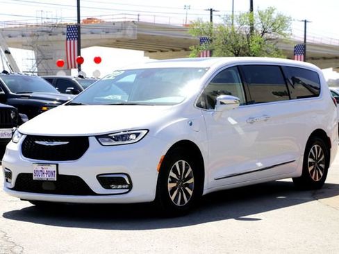 Used 2022 Chrysler Pacifica Limited w/ Uconnect Theater Family Group image 7