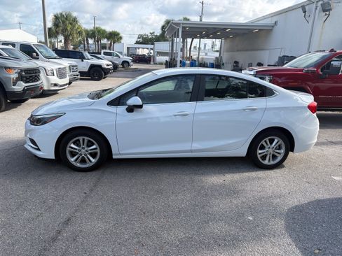 Used 2017 Chevrolet Cruze LT FWD image 4