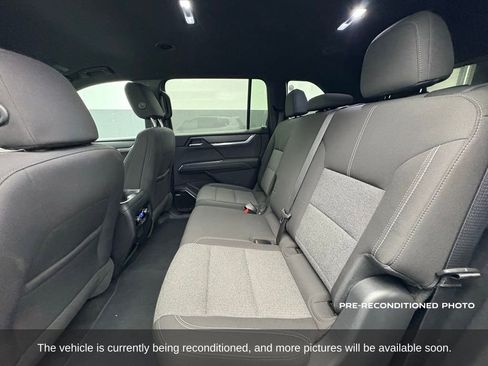 Used 2025 GMC Acadia Elevation image 11