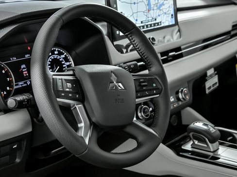 New 2025 Mitsubishi Outlander SE image 17