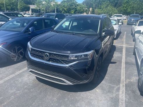 Used 2022 Volkswagen Taos SE w/ Panoramic Sunroof Package image 2